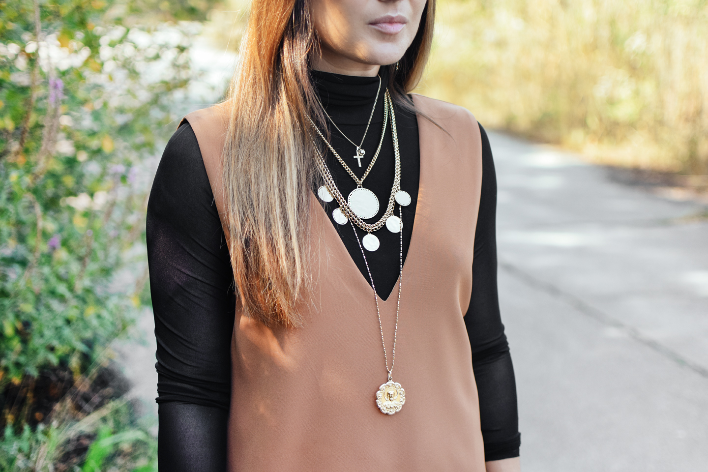 layered-gold-necklaces-chic-trendy-style