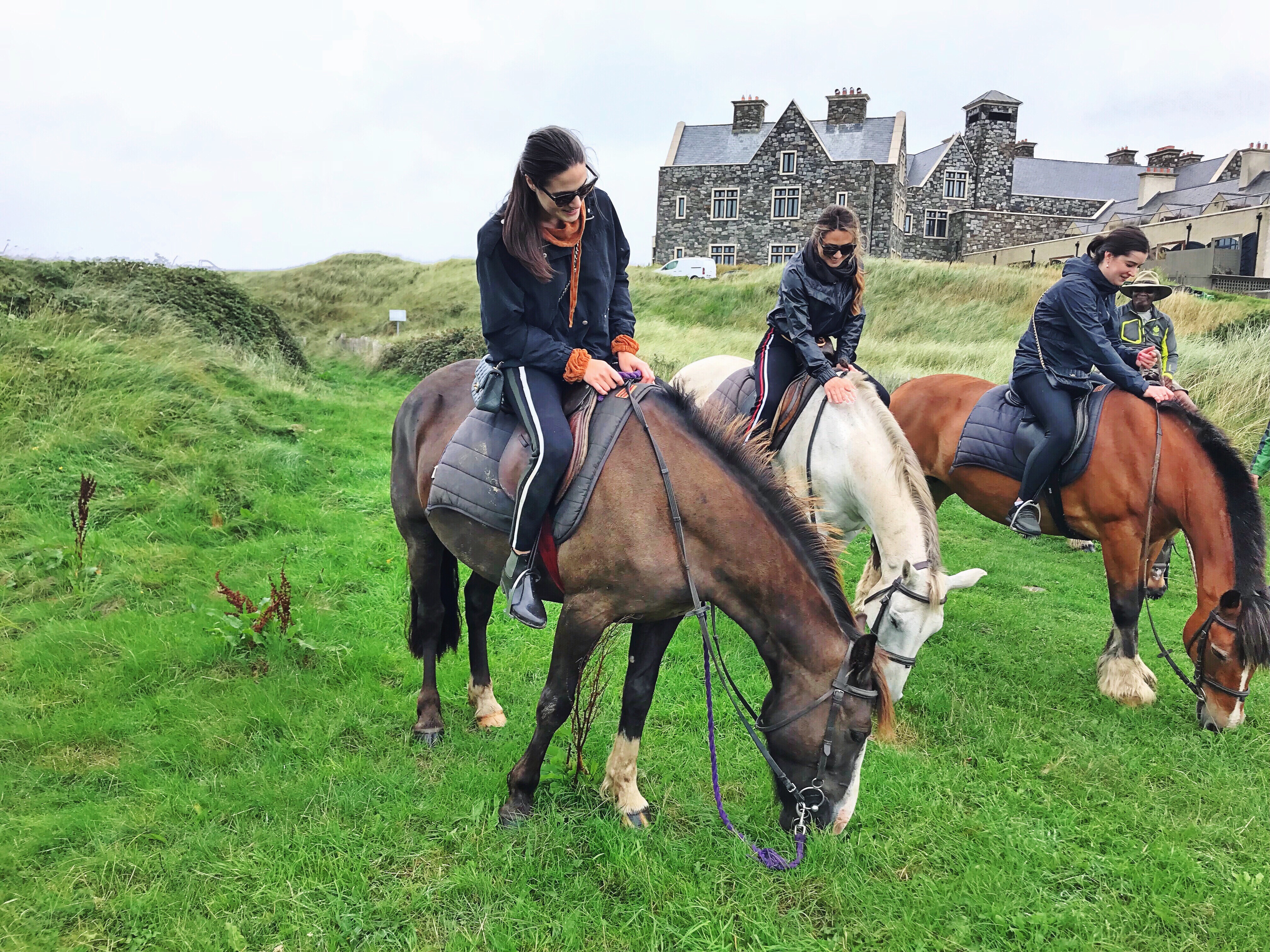 trump-hotel-doonbeg-horses-horseback-riding-beach