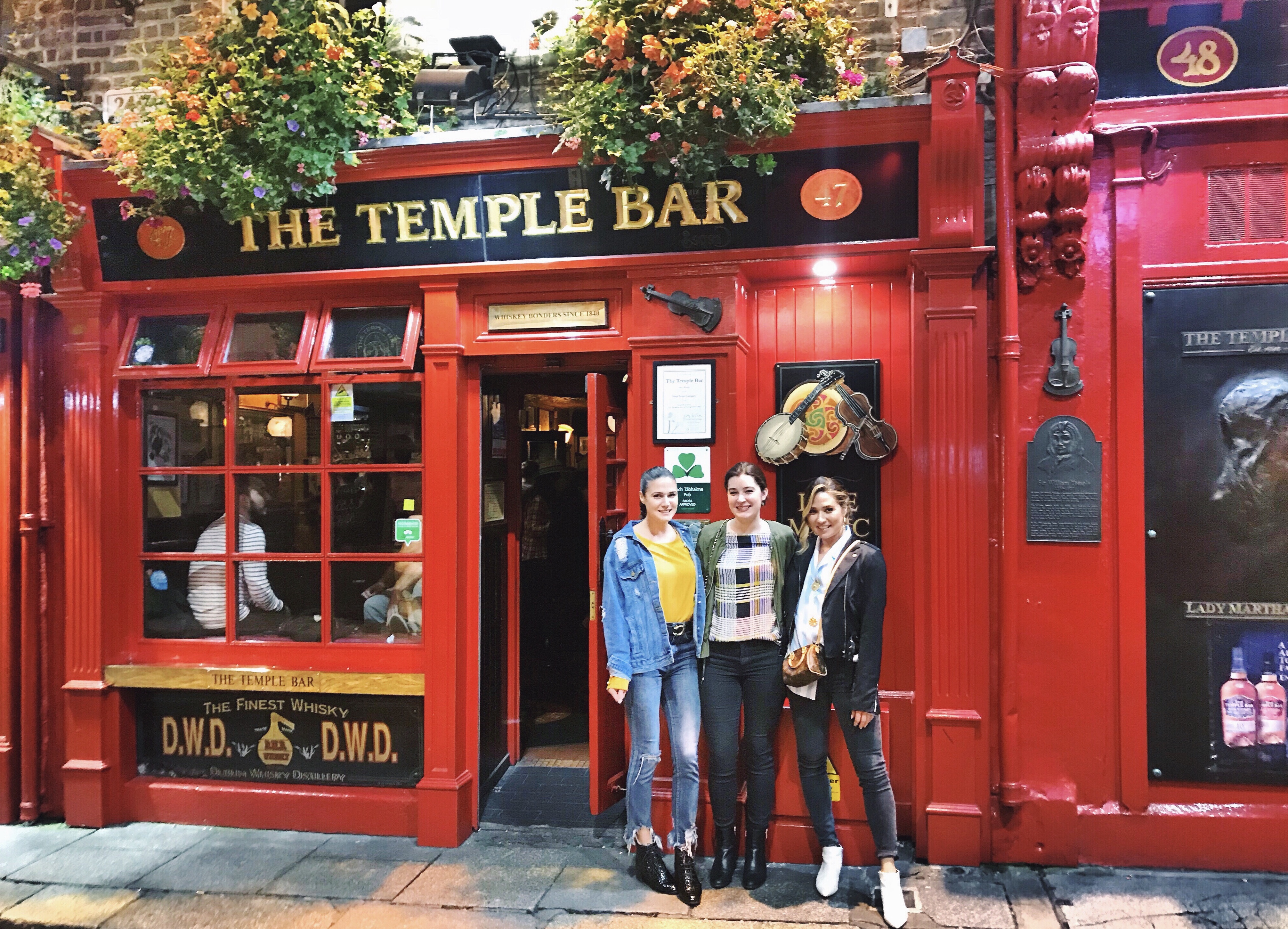 temple-bar-ireland-girls