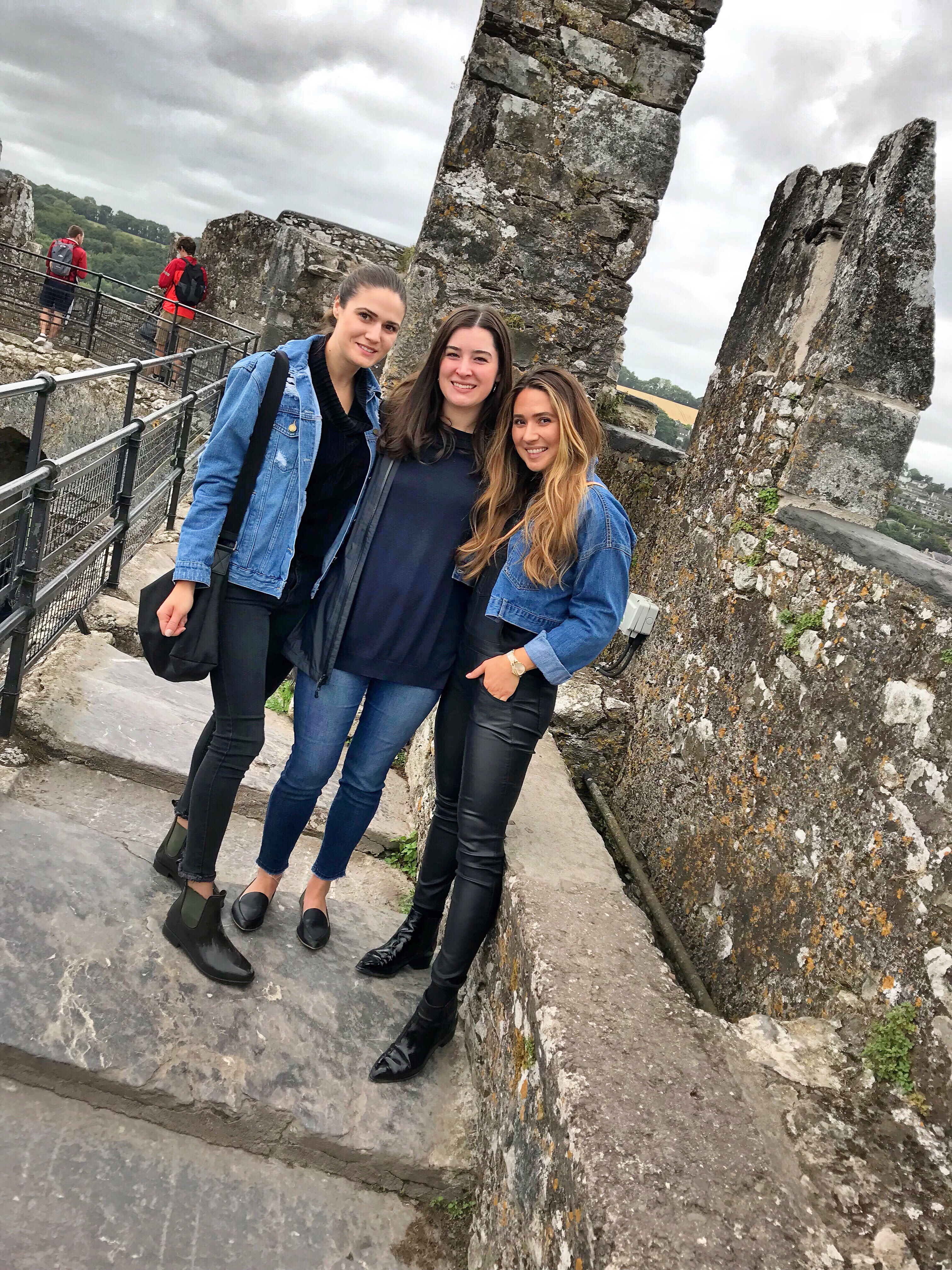 blarney-castle-ireland-girls-friends-top-of-castle