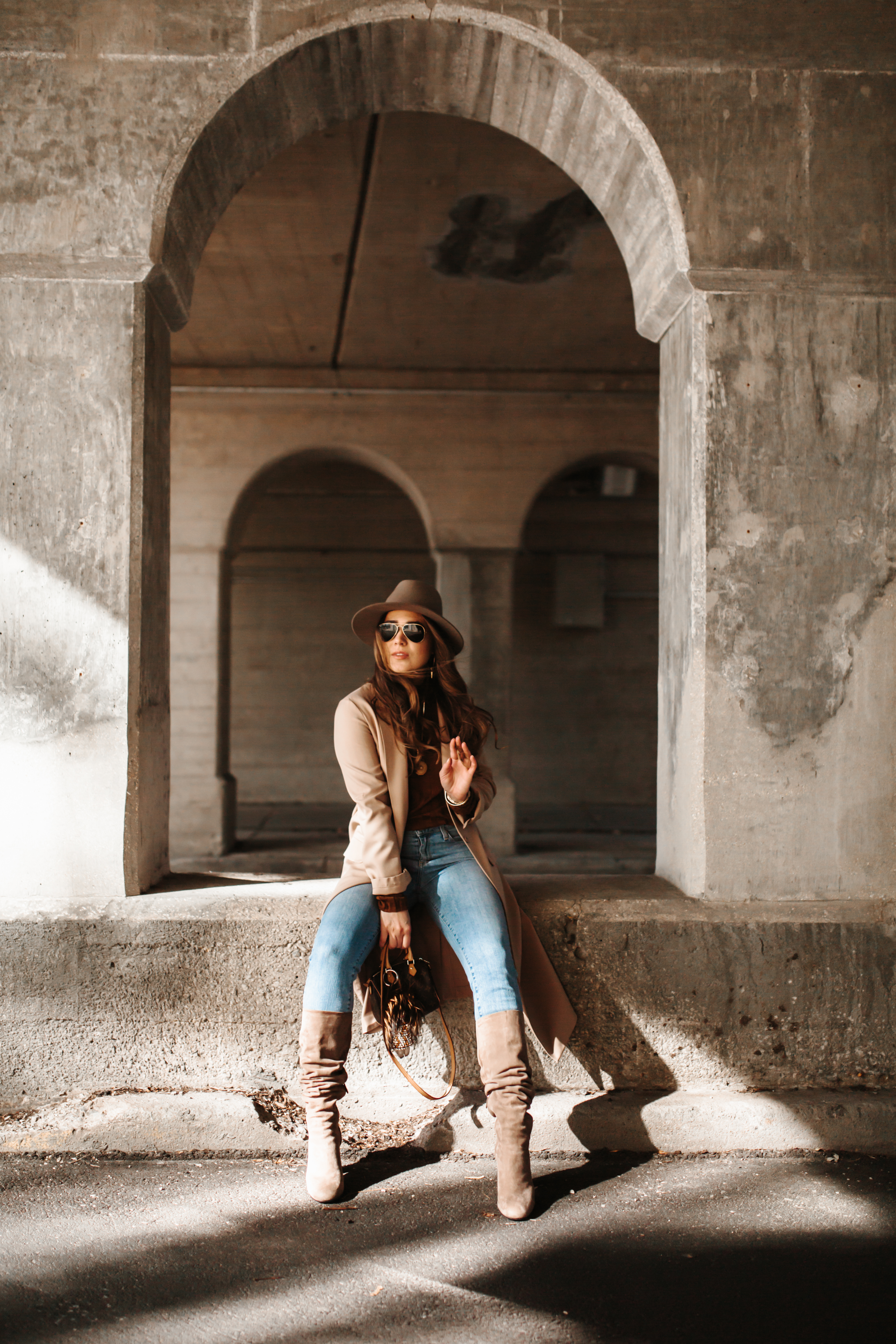 western-outfit-inspo-chic-hat-neutral-tan-nude-boots-trench-jeans-fall