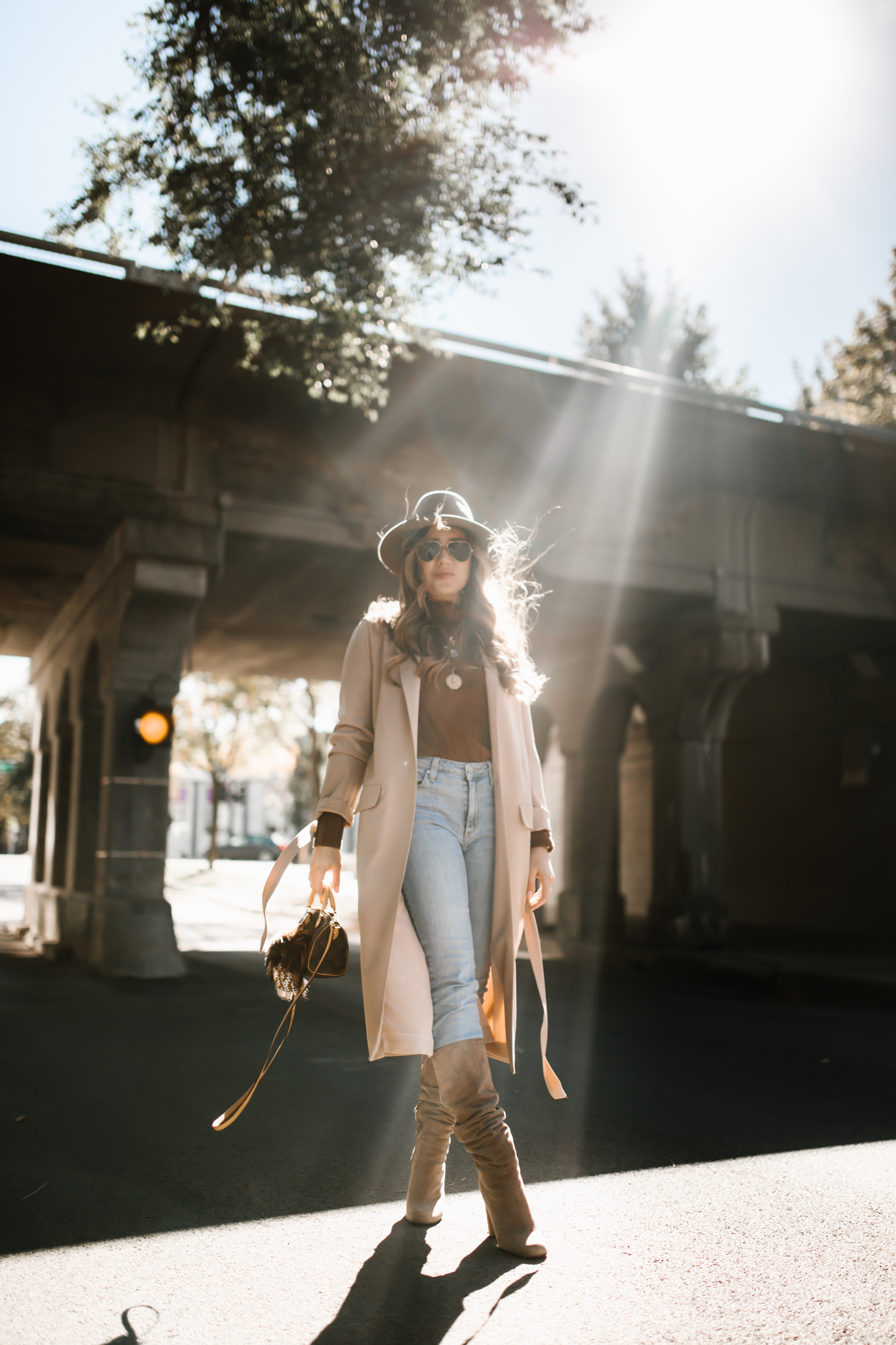 western-outfit-inspo-chic-hat-neutral-tan-nude-boots-trench-jeans-fall