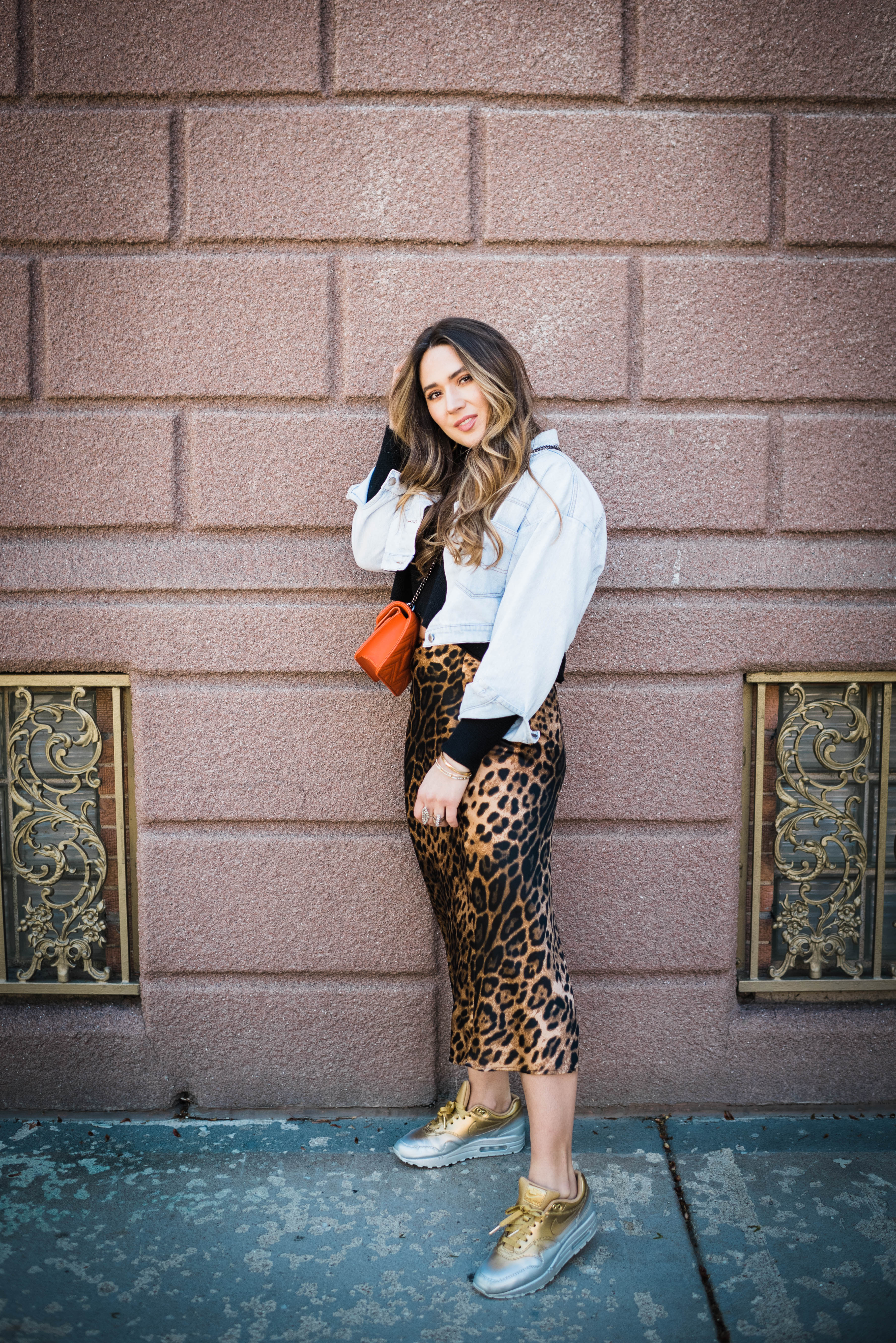 cheetah-skirt-nike-sneakers-jean-jacket-casual-cool-street-style-look