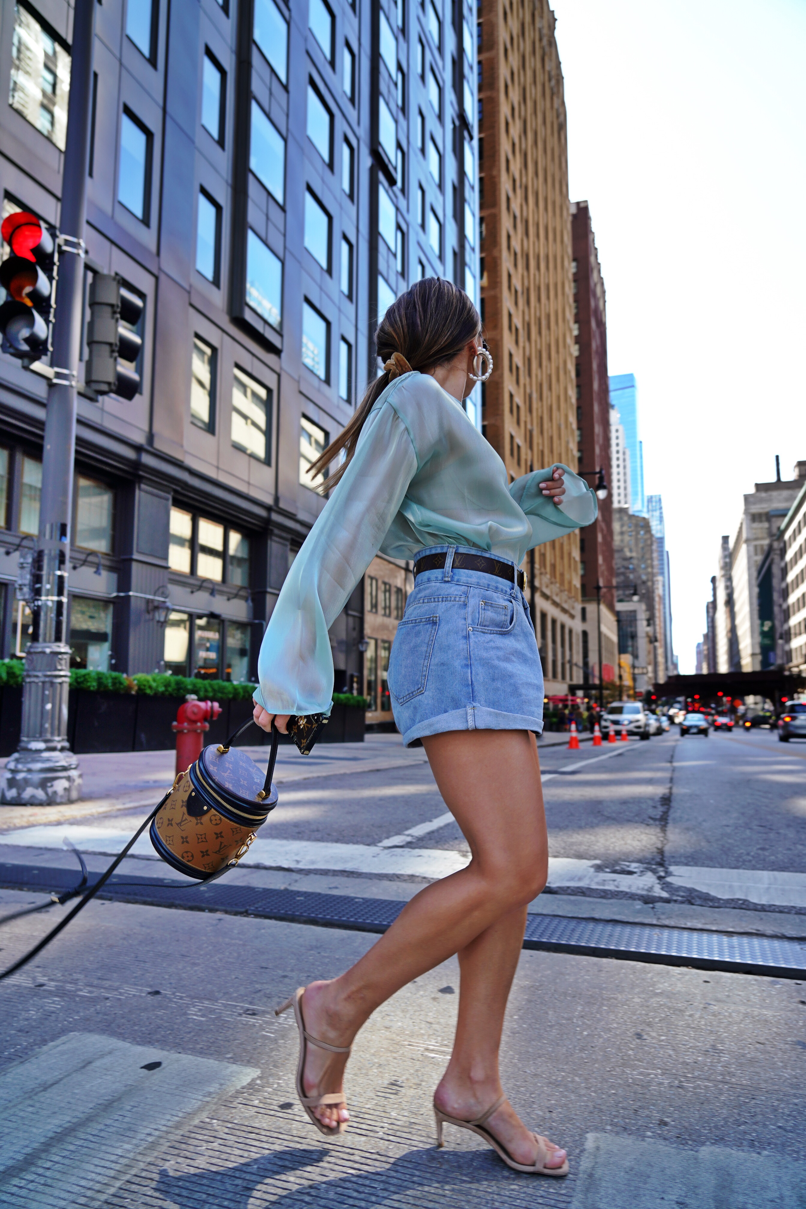 casual-cool-chic-street-style-fashion-look-chicago-outfit-mint-green-blouse-denim-shorts