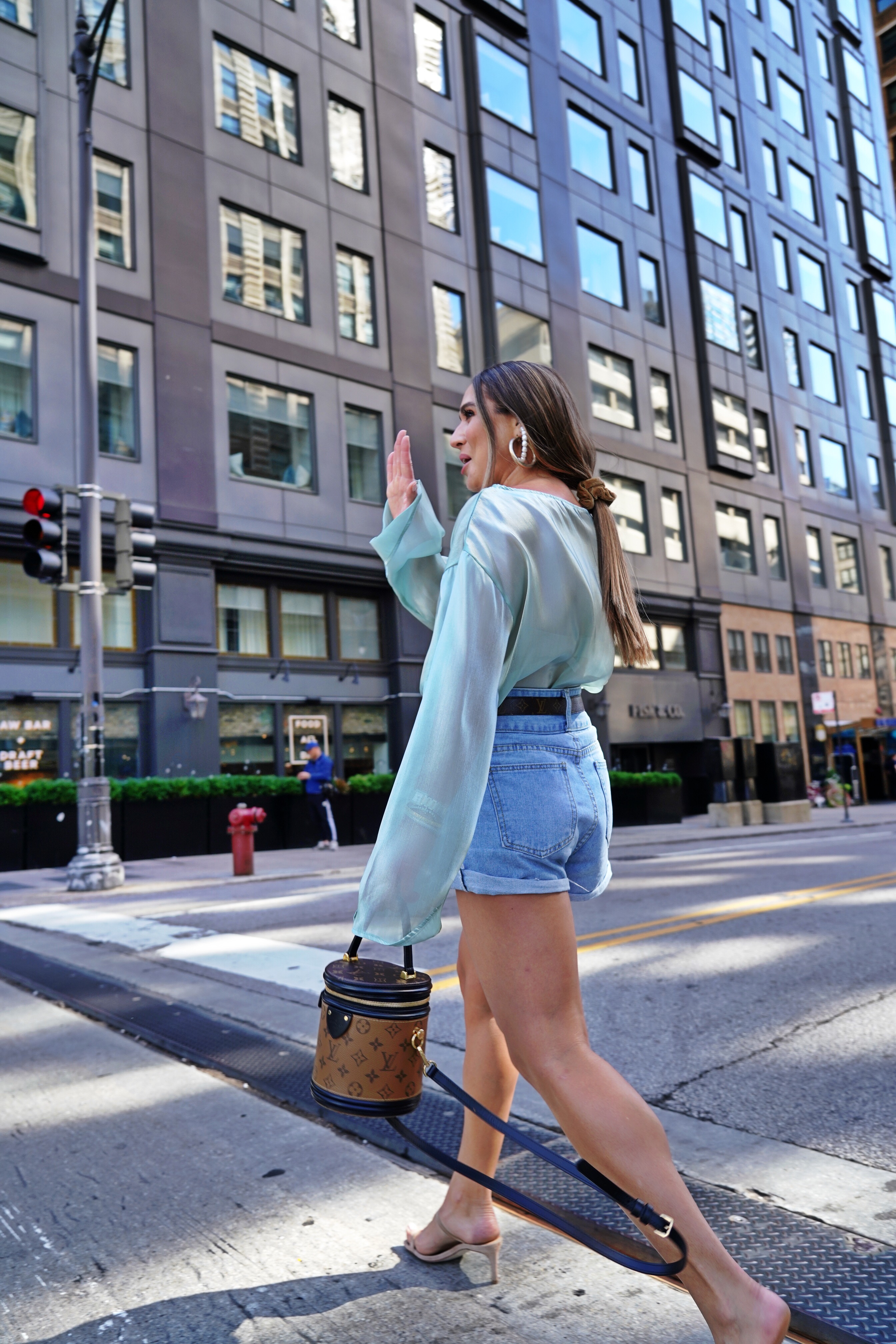 casual-cool-chic-street-style-fashion-look-chicago-outfit-mint-green-blouse-denim-shorts