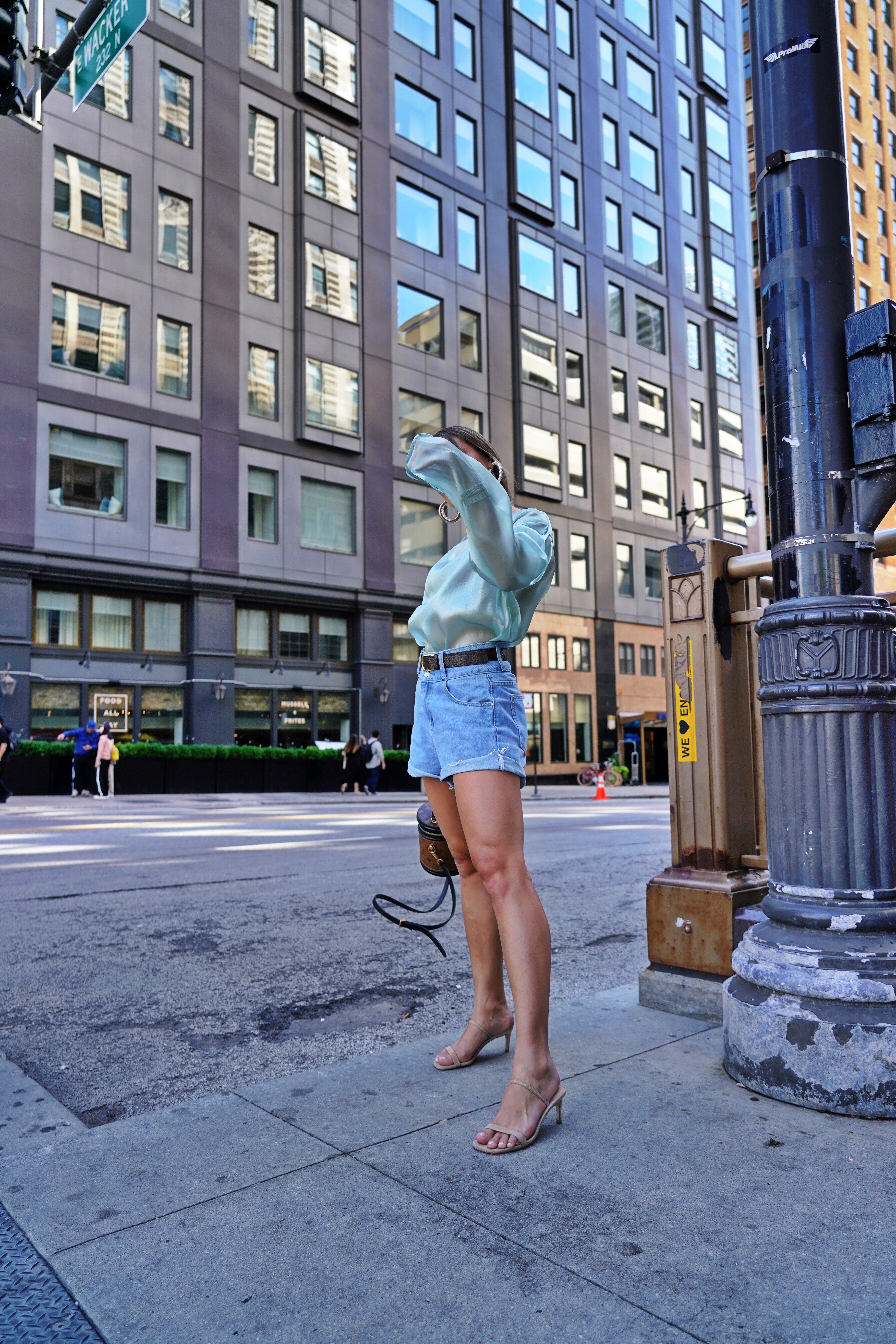 casual-cool-chic-street-style-fashion-look-chicago-outfit-mint-green-blouse-denim-shorts