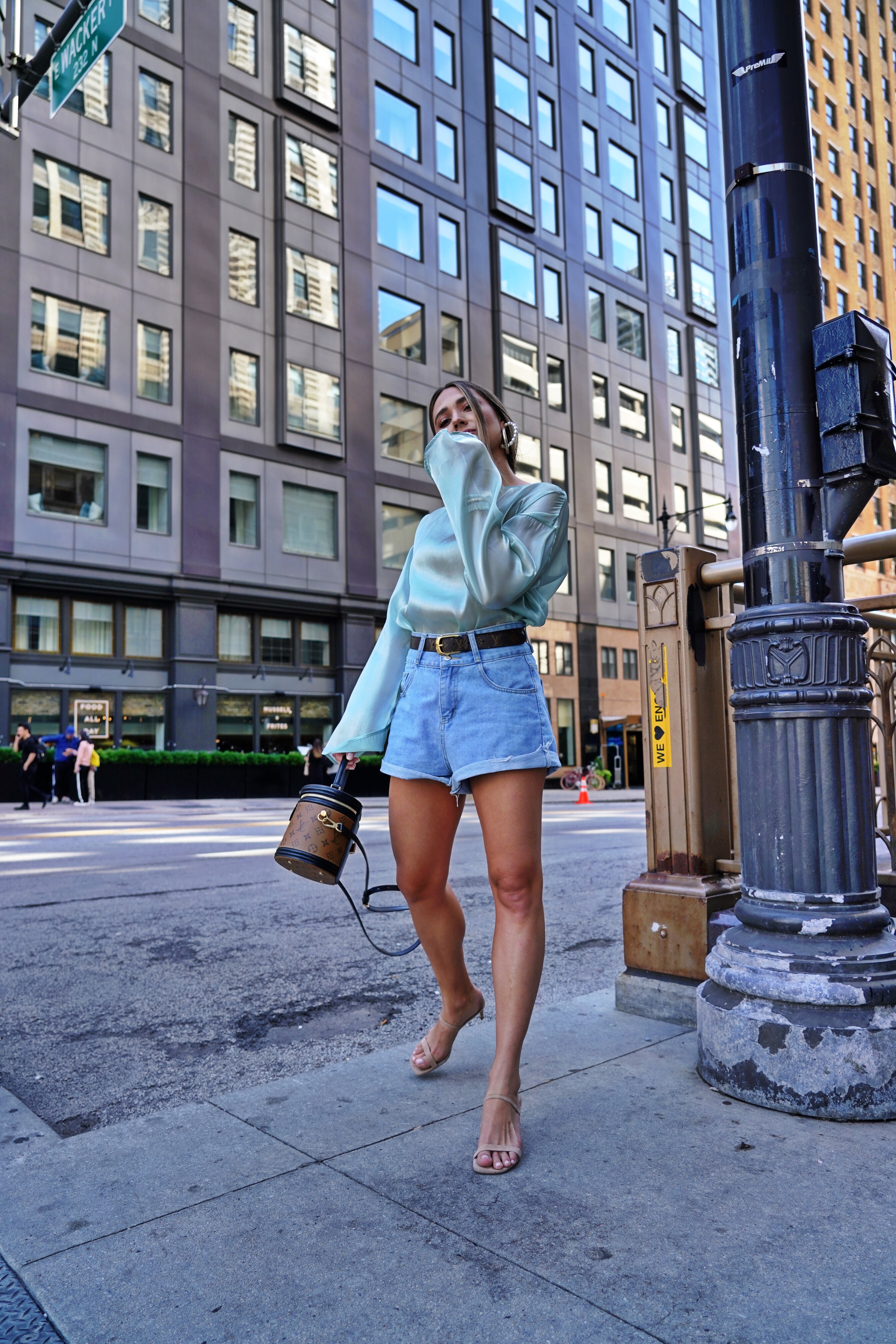 casual-cool-chic-street-style-fashion-look-chicago-outfit-mint-green-blouse-denim-shorts
