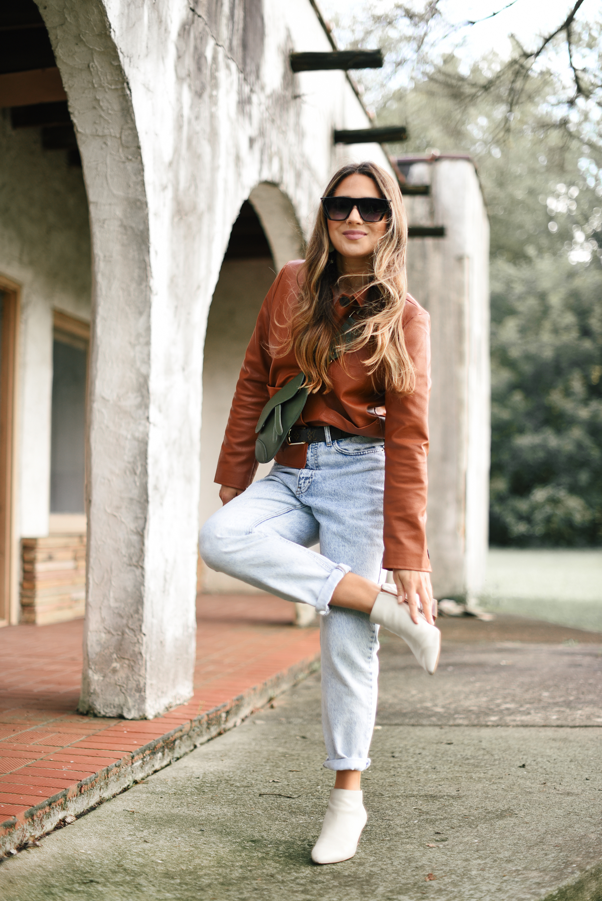 brown-leather-jacket-light-denim-dior-saddle-bag-louis-vuitton-belt-white-bootie-fall-fashion-western-street-style-vibe