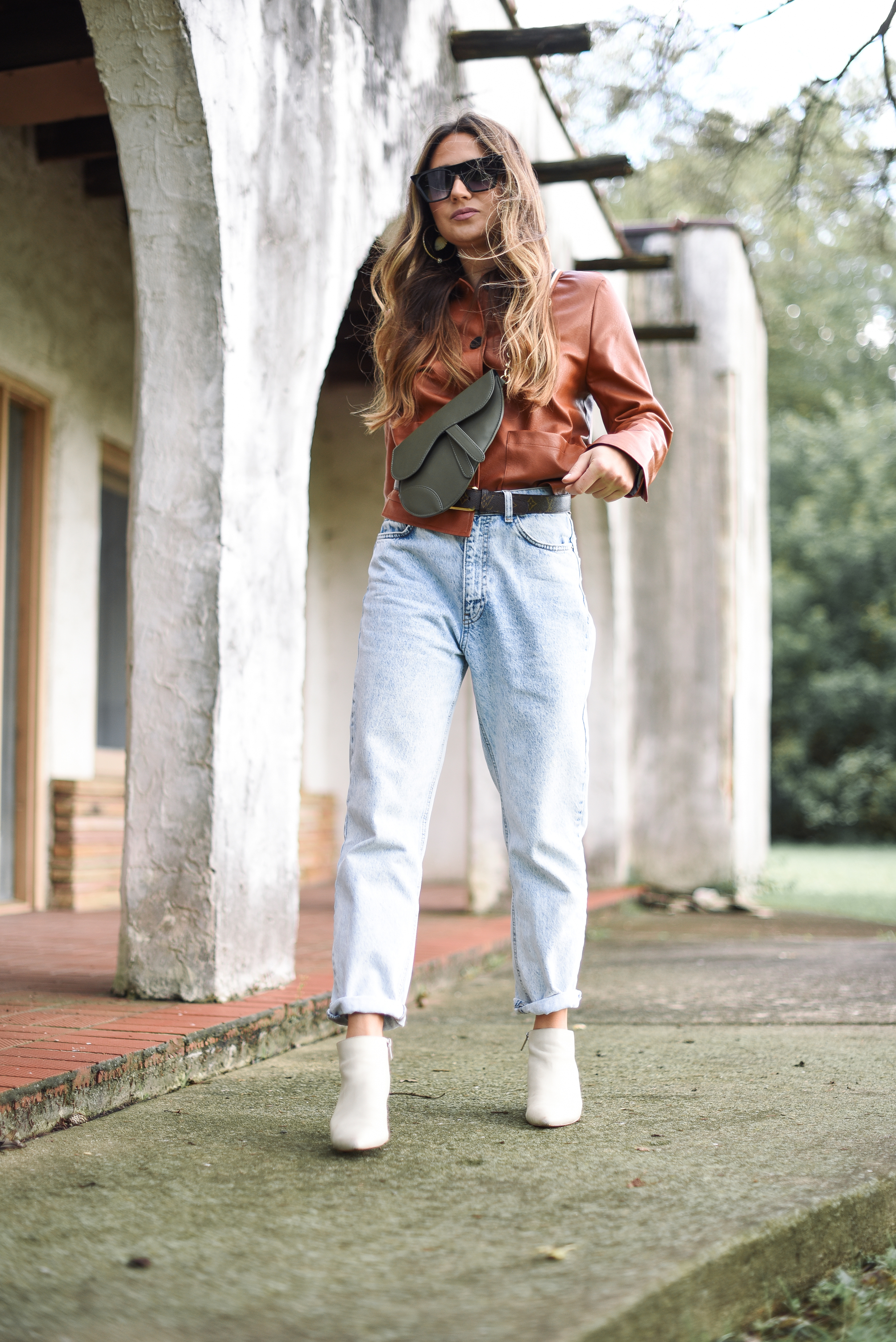 brown-leather-jacket-light-denim-dior-saddle-bag-louis-vuitton-belt-white-bootie-fall-fashion-western-street-style-vibe