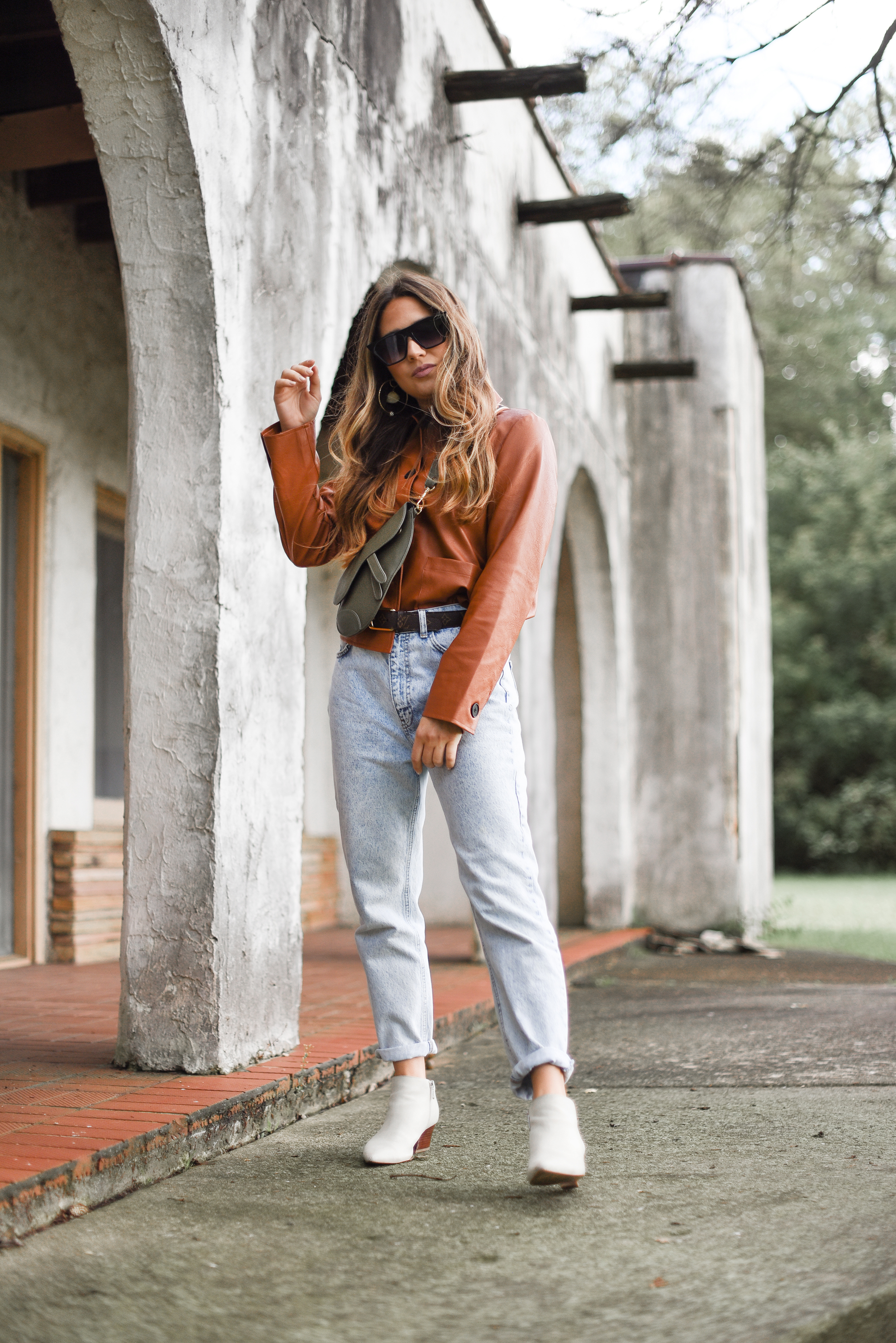 brown-leather-jacket-light-denim-dior-saddle-bag-louis-vuitton-belt-white-bootie-fall-fashion-western-street-style-vibe