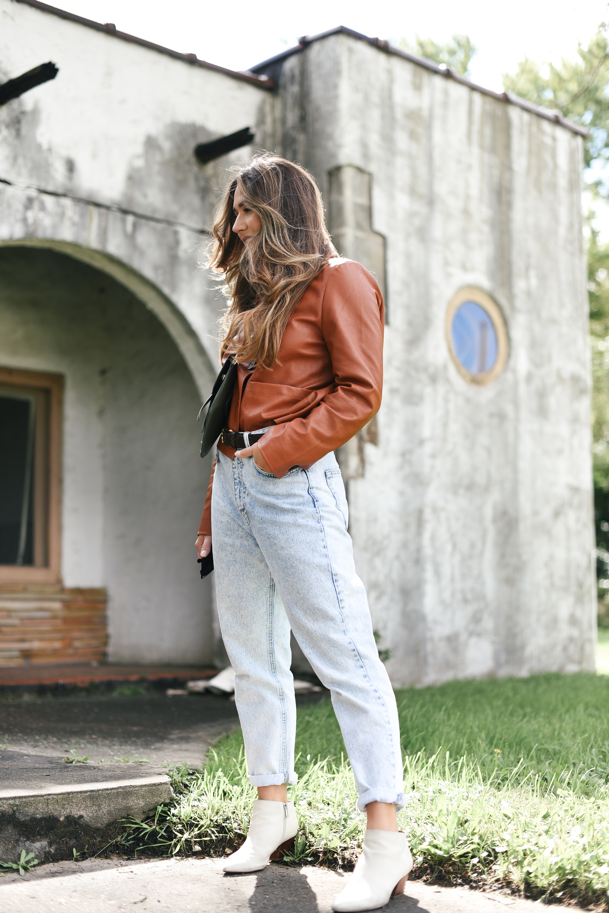 brown-leather-jacket-light-denim-dior-saddle-bag-louis-vuitton-belt-white-bootie-fall-fashion-western-street-style-vibe