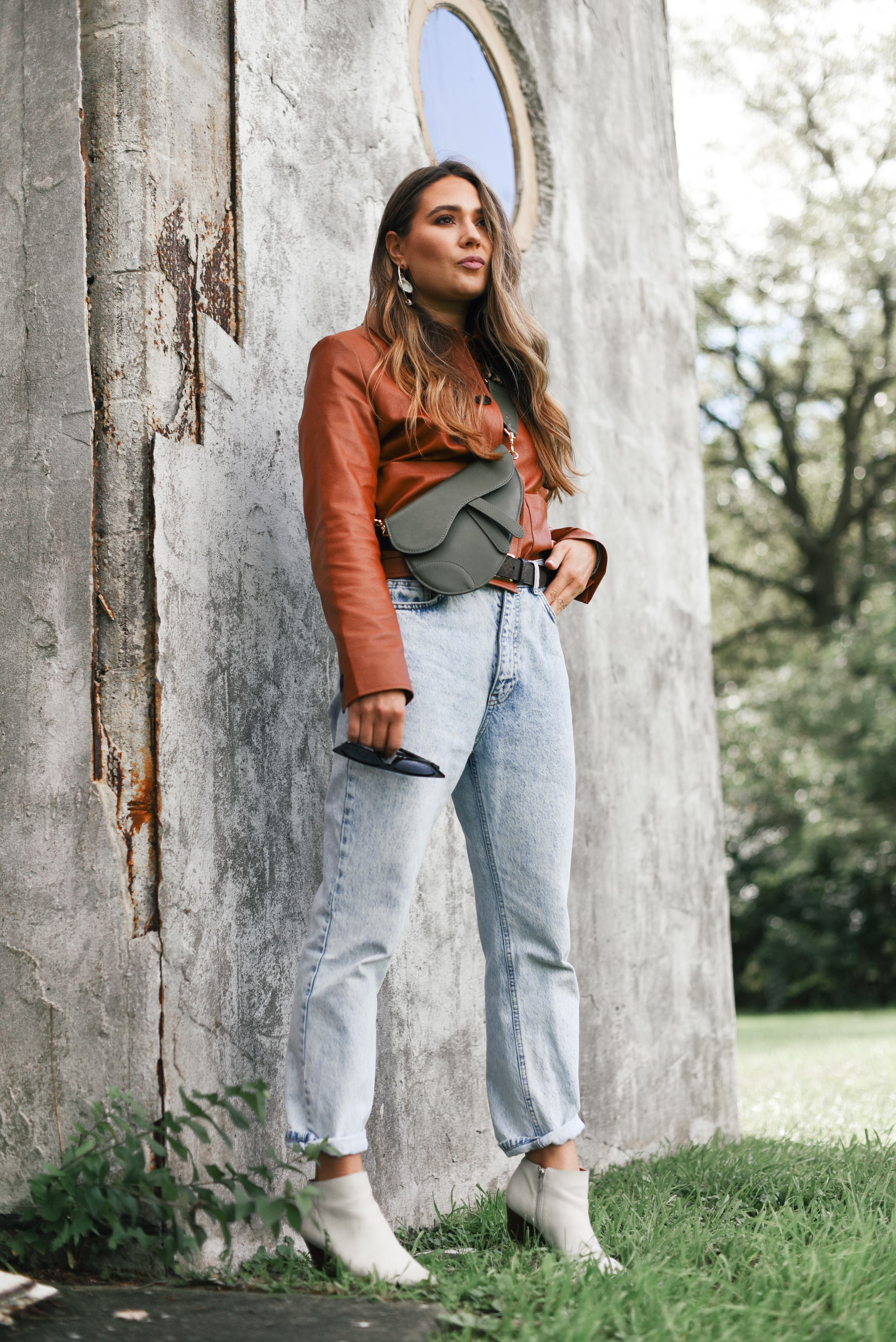 brown-leather-jacket-light-denim-dior-saddle-bag-louis-vuitton-belt-white-bootie-fall-fashion-western-street-style-vibe