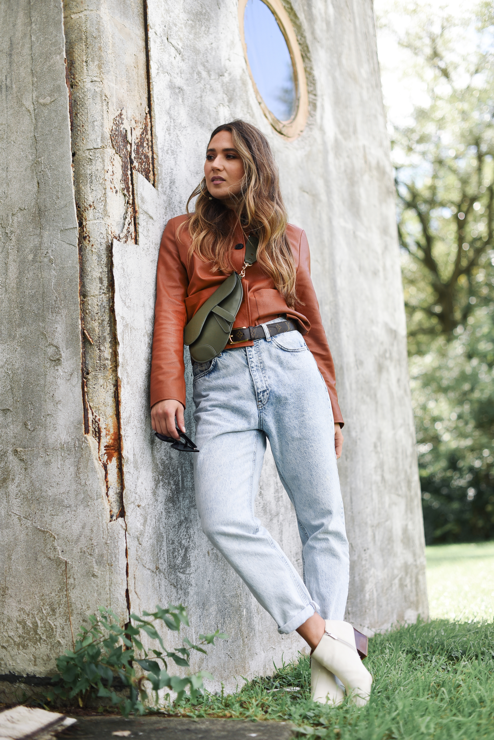 brown-leather-jacket-light-denim-dior-saddle-bag-louis-vuitton-belt-white-bootie-fall-fashion-western-street-style-vibe