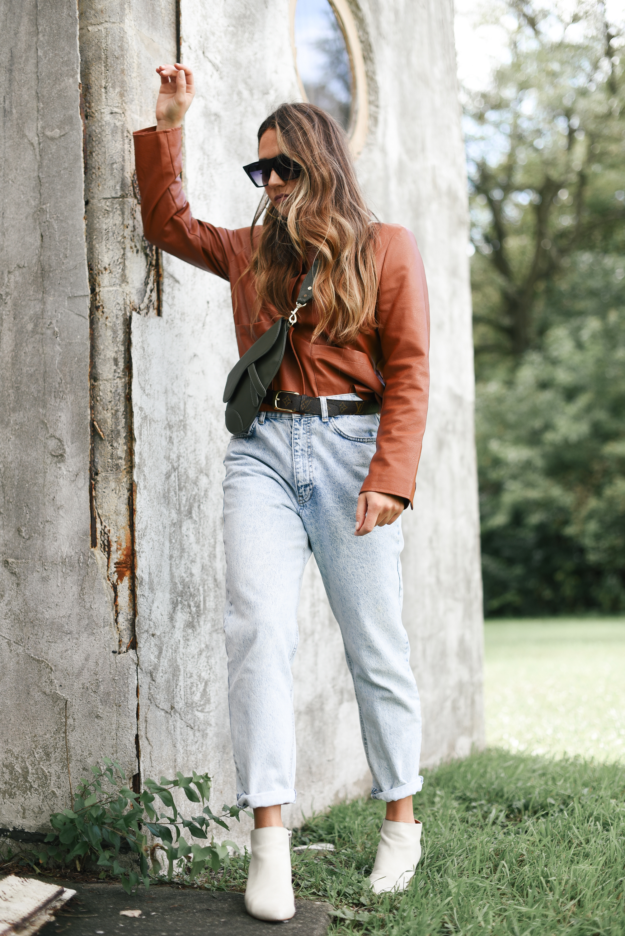 brown-leather-jacket-light-denim-dior-saddle-bag-louis-vuitton-belt-white-bootie-fall-fashion-western-street-style-vibe