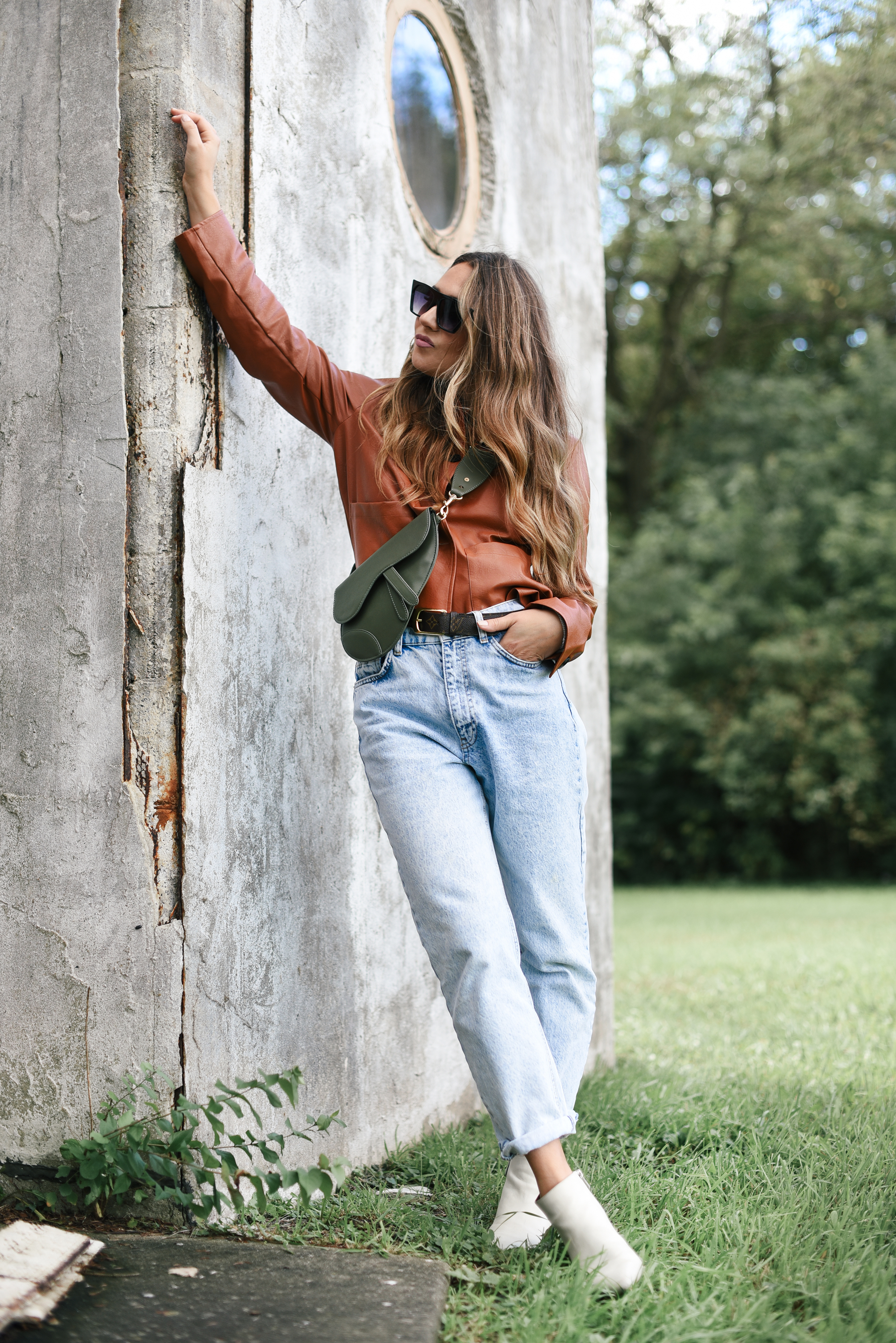 brown-leather-jacket-light-denim-dior-saddle-bag-louis-vuitton-belt-white-bootie-fall-fashion-western-street-style-vibe