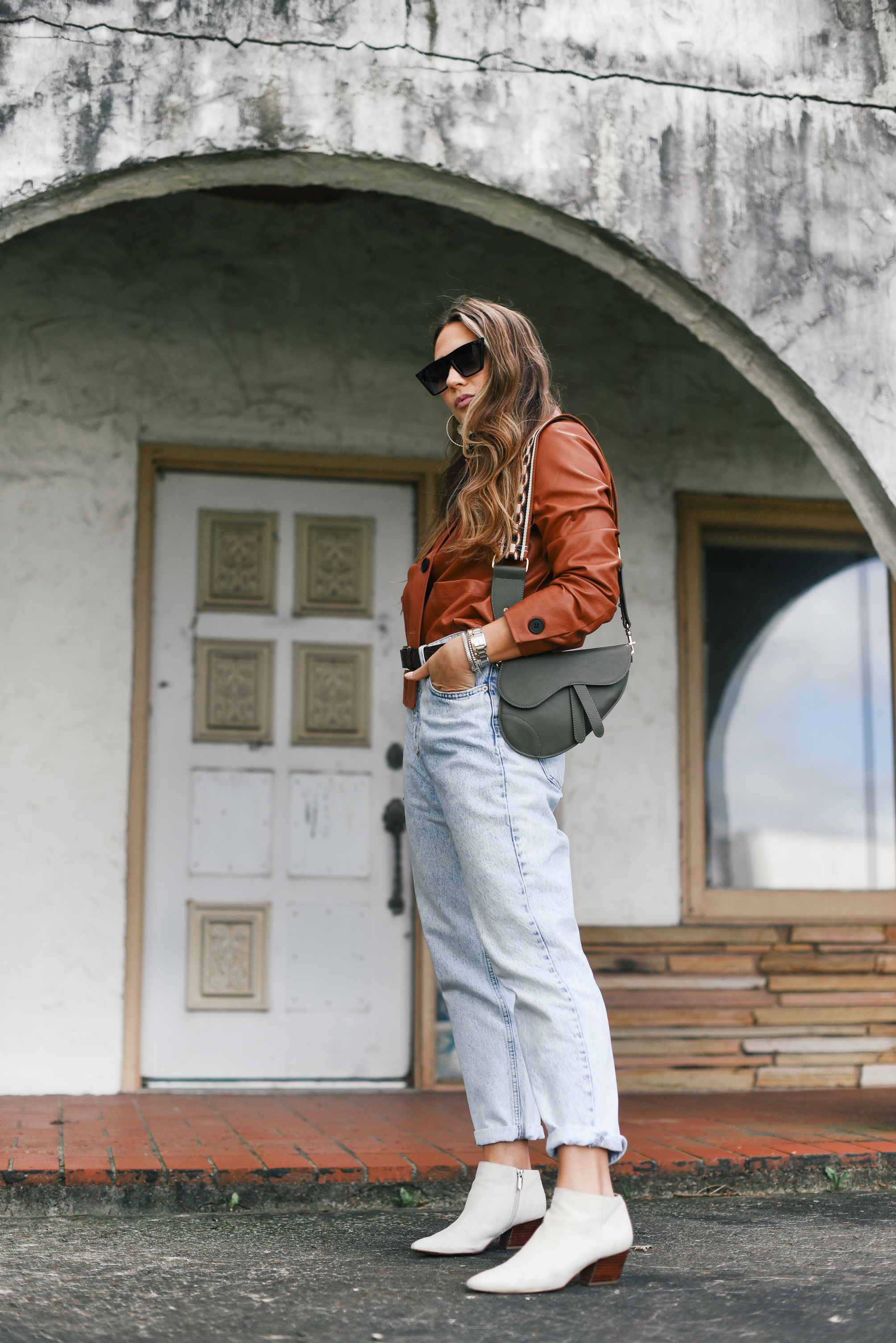 brown-leather-jacket-light-denim-dior-saddle-bag-louis-vuitton-belt-white-bootie-fall-fashion-western-street-style-vibe