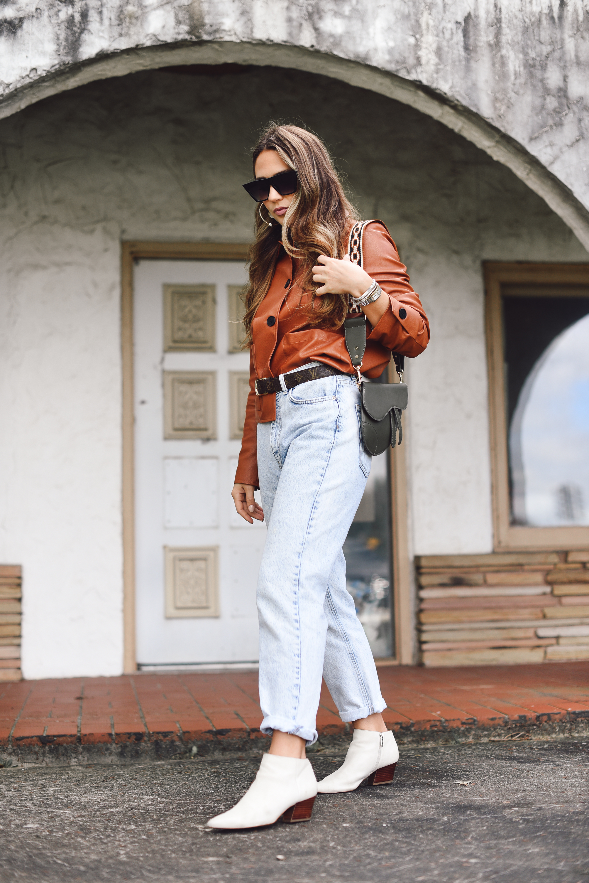 brown-leather-jacket-light-denim-dior-saddle-bag-louis-vuitton-belt-white-bootie-fall-fashion-western-street-style-vibe