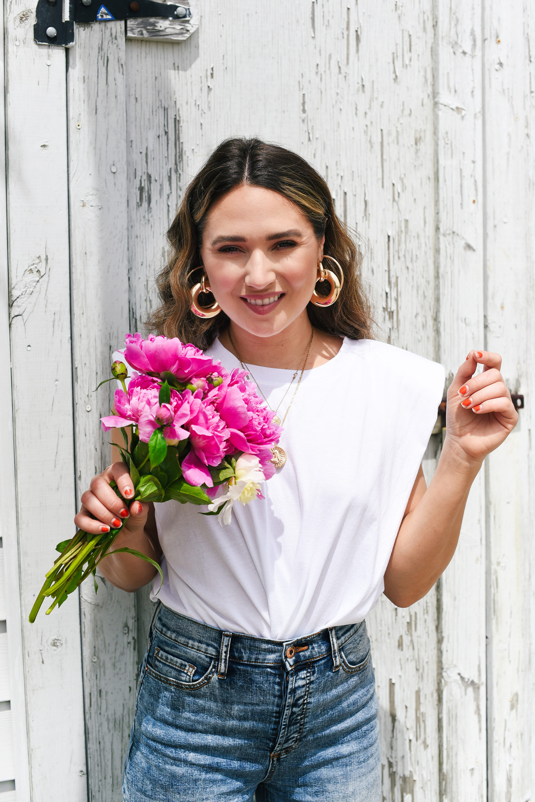 white-tee-light-blue-jeans-crimped-hair-summer-girl-easy-outfit-street-style-look-peony