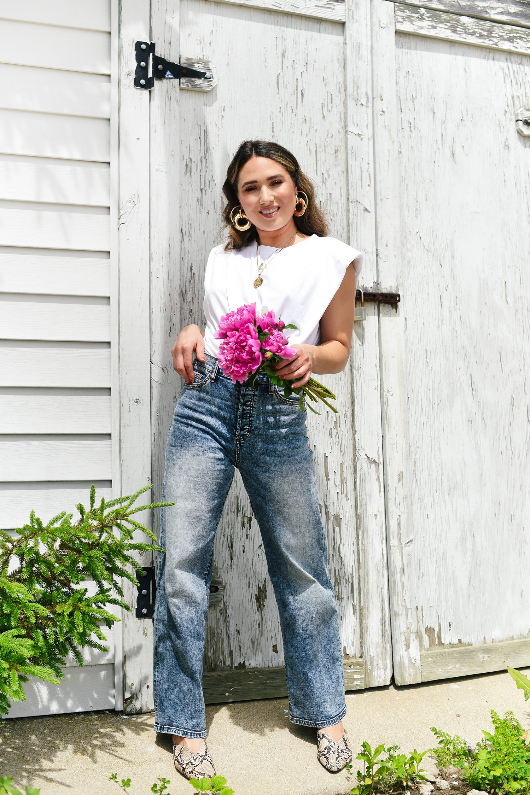 white-tee-light-blue-jeans-crimped-hair-summer-girl-easy-outfit-street-style-look-peony