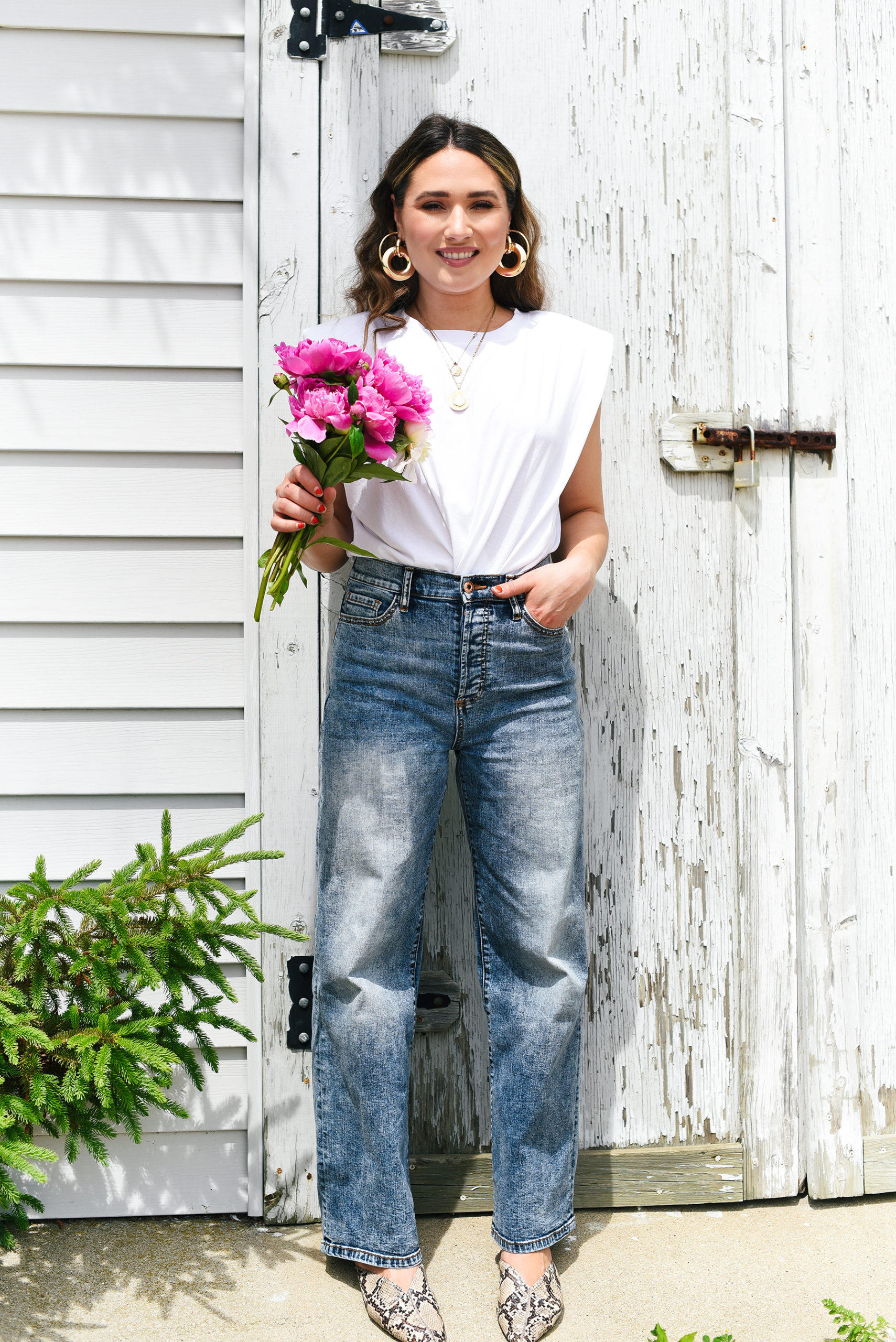 white-tee-light-blue-jeans-crimped-hair-summer-girl-easy-outfit-street-style-look-peony