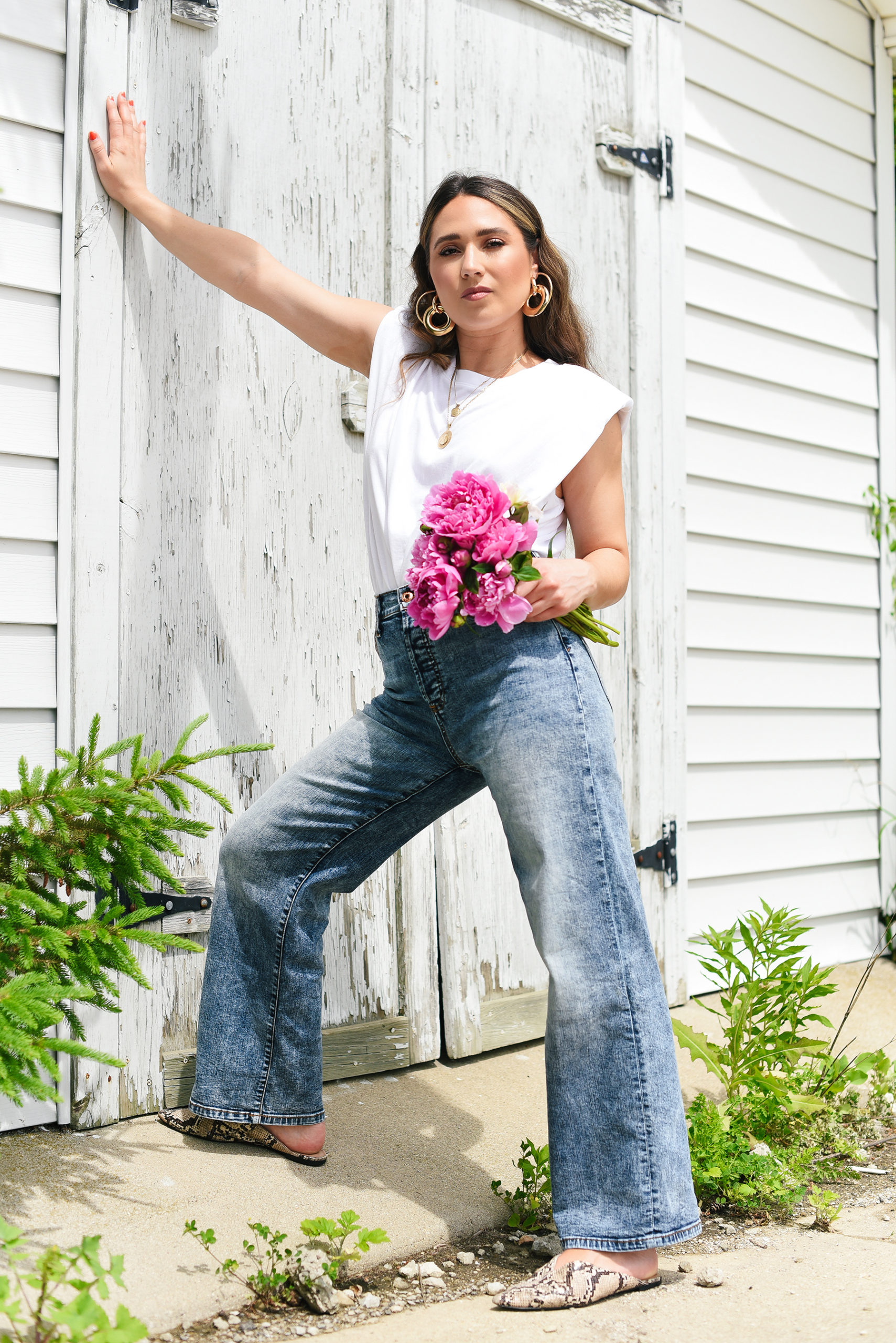 white-tee-light-blue-jeans-crimped-hair-summer-girl-easy-outfit-street-style-look-peony