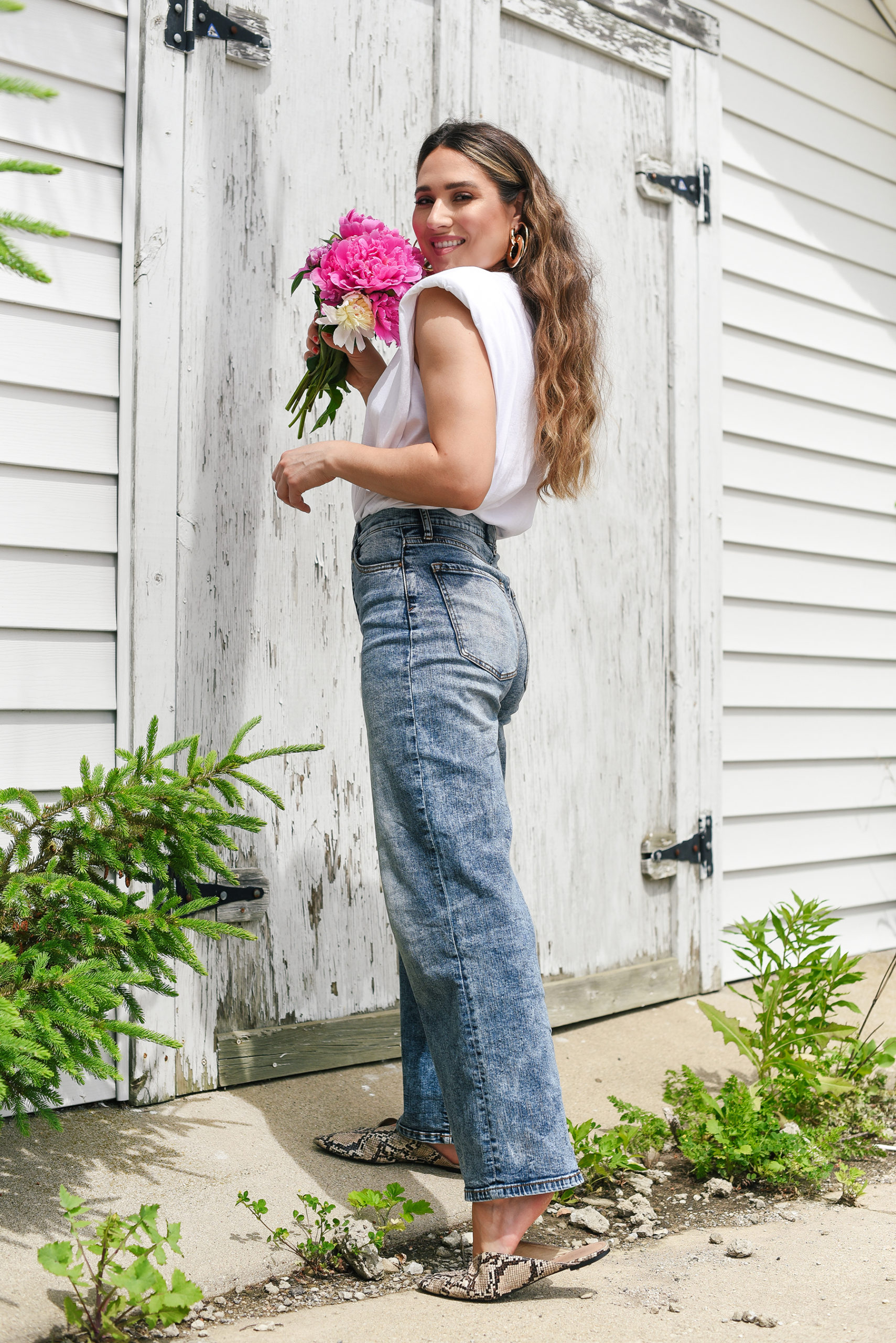 white-tee-light-blue-jeans-crimped-hair-summer-girl-easy-outfit-street-style-look-peony