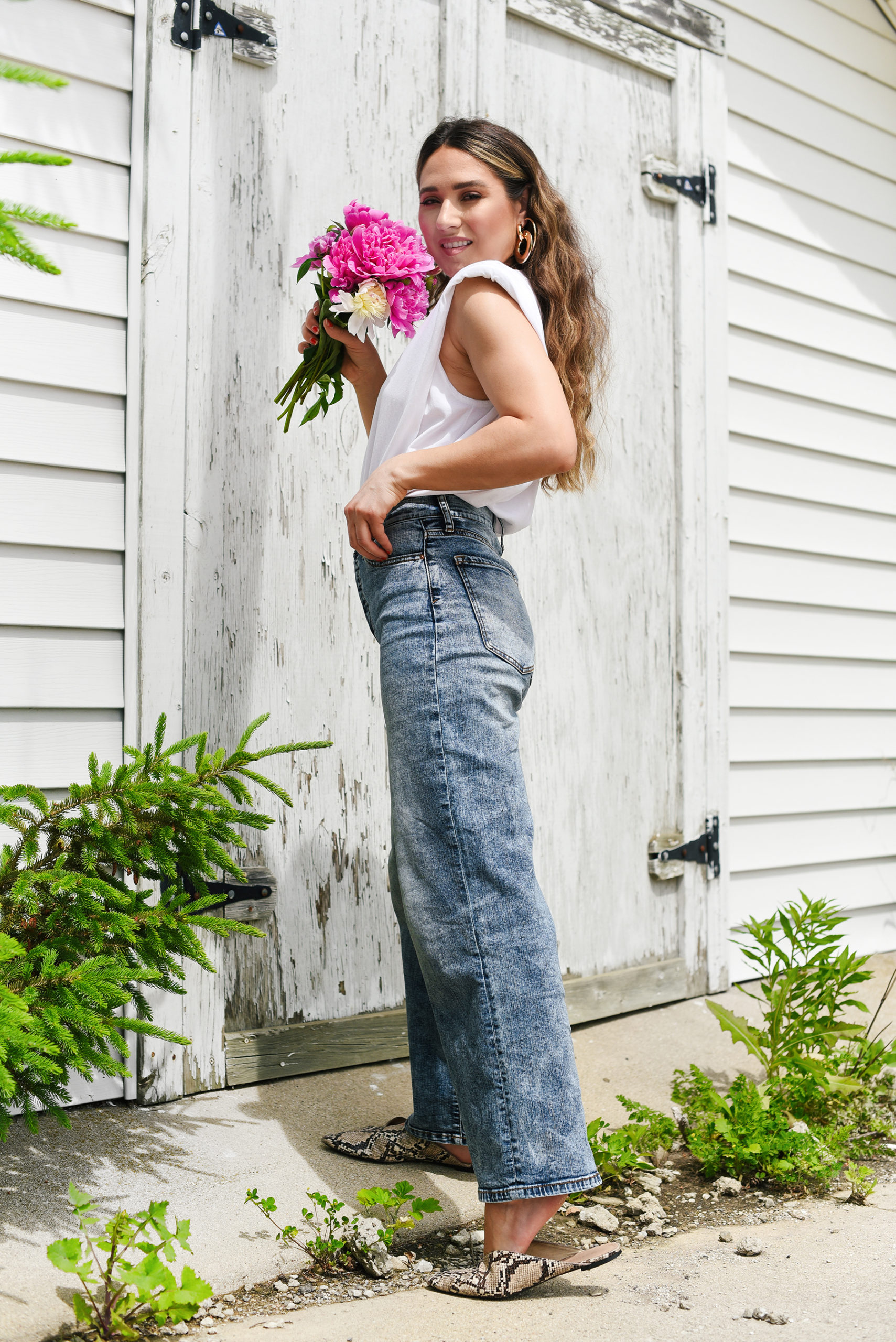 white-tee-light-blue-jeans-crimped-hair-summer-girl-easy-outfit-street-style-look-peony