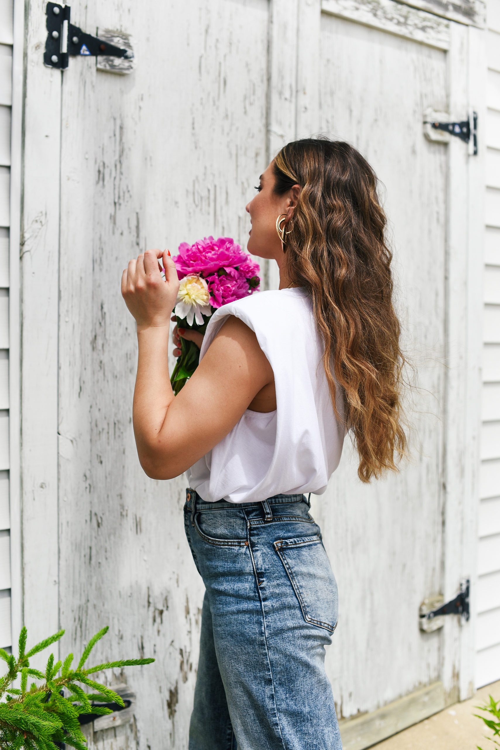 white-tee-light-blue-jeans-crimped-hair-summer-girl-easy-outfit-street-style-look-peony
