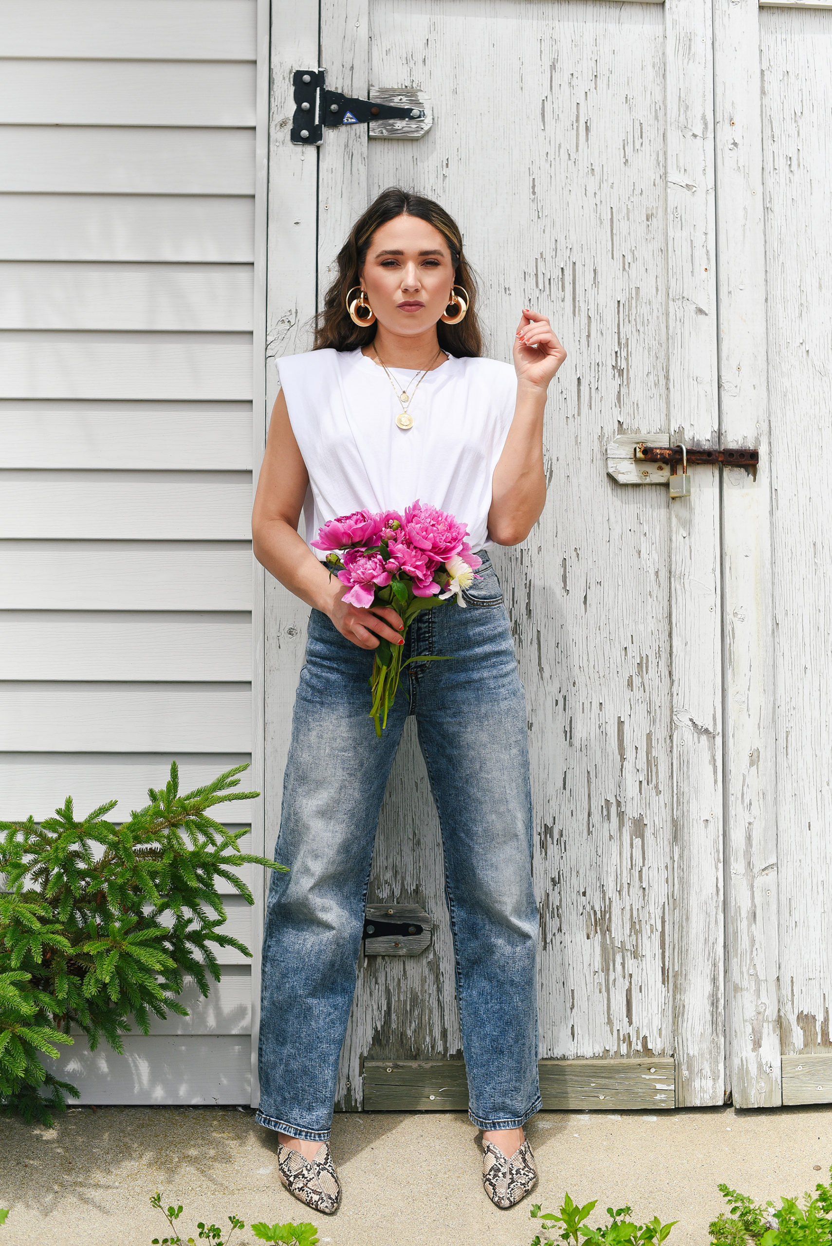 white-tee-light-blue-jeans-crimped-hair-summer-girl-easy-outfit-street-style-look-peony