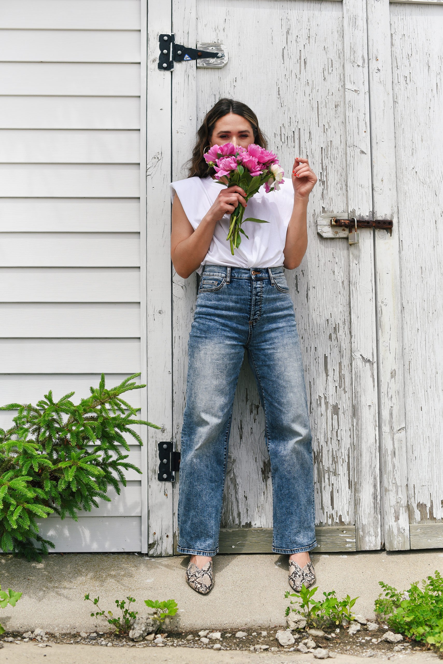 white-tee-light-blue-jeans-crimped-hair-summer-girl-easy-outfit-street-style-look-peony