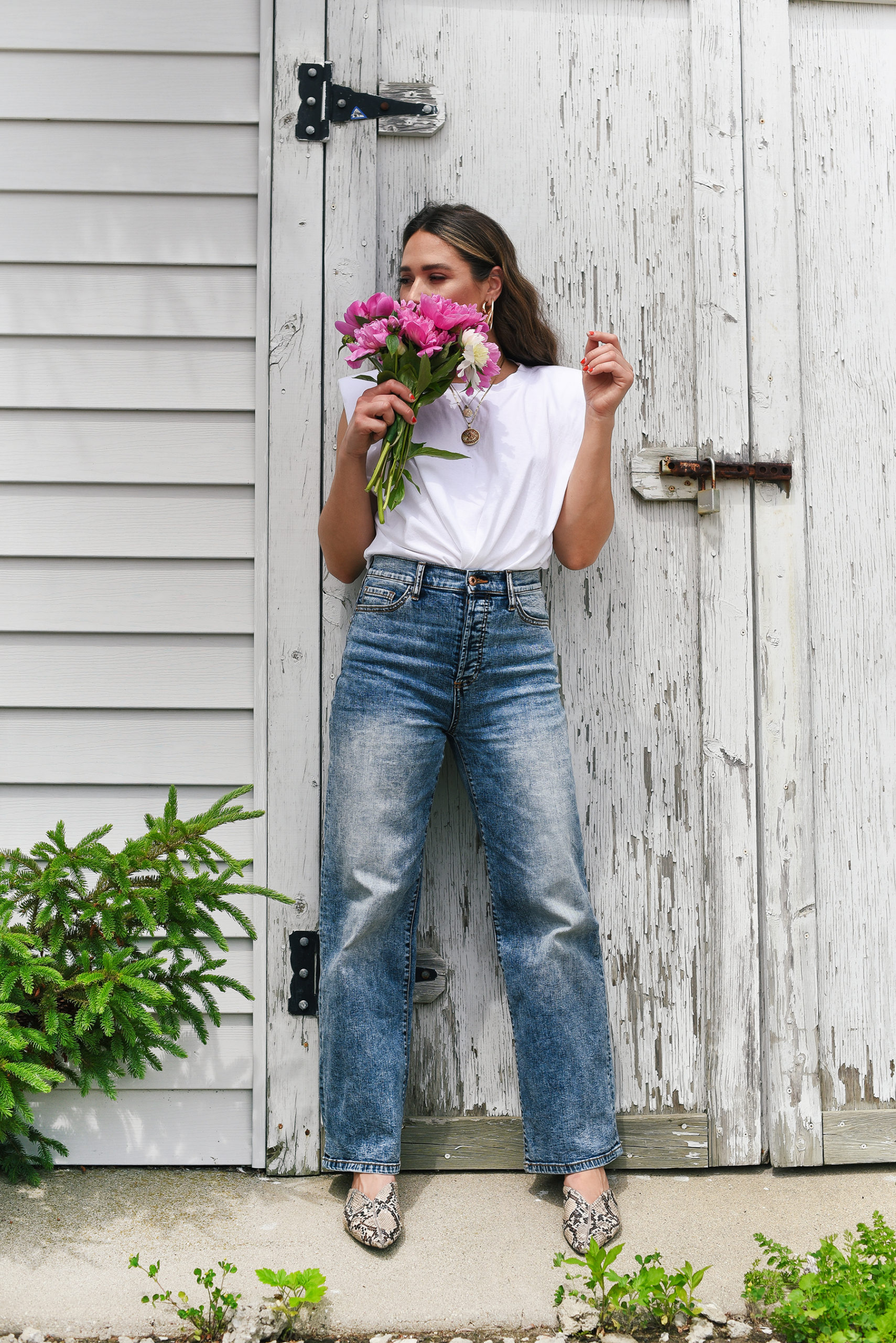 white-tee-light-blue-jeans-crimped-hair-summer-girl-easy-outfit-street-style-look-peony