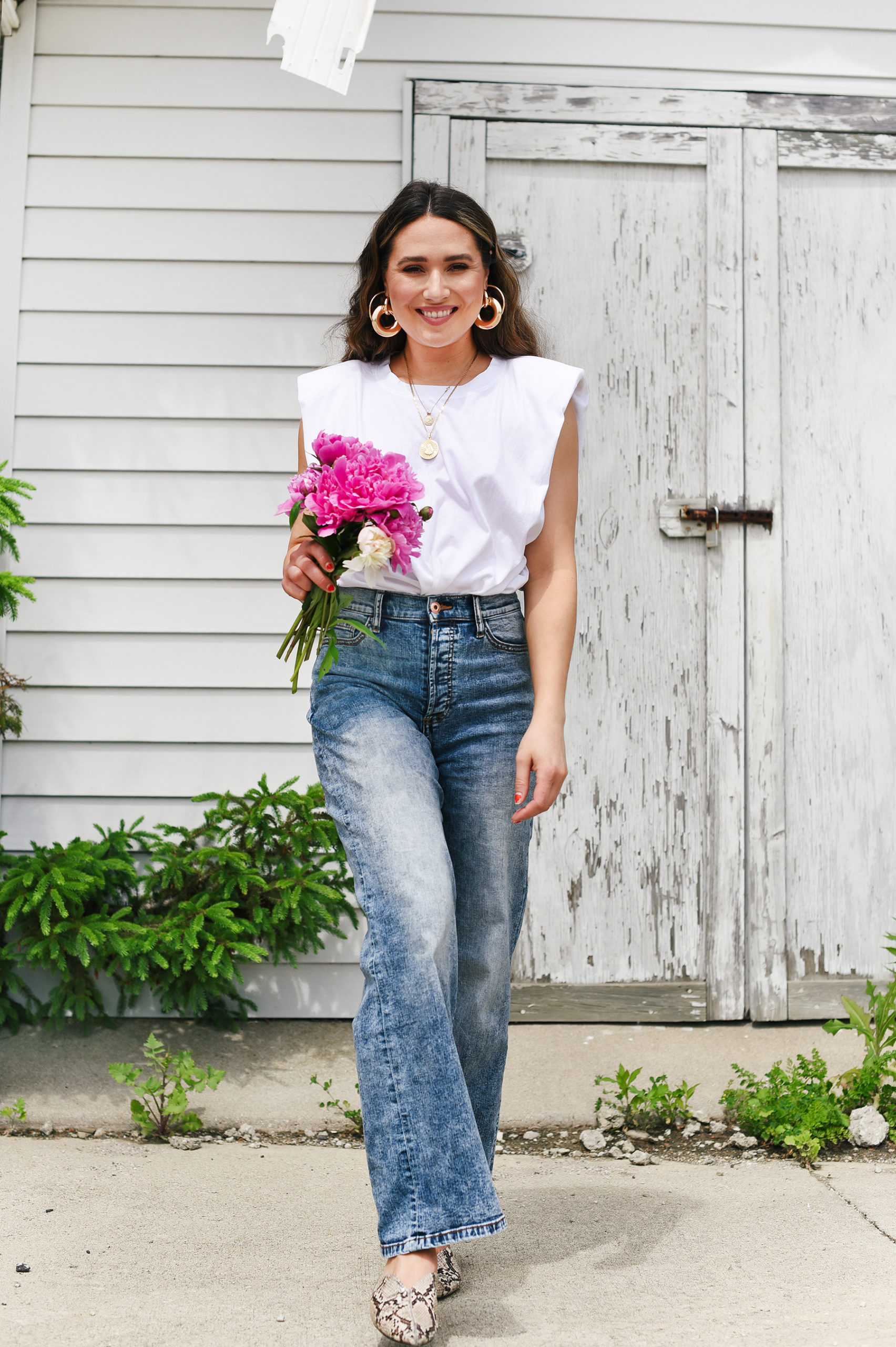 white-tee-light-blue-jeans-crimped-hair-summer-girl-easy-outfit-street-style-look-peony